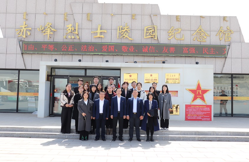山金瑞鵬公司組織開(kāi)展“不忘初心、牢記使命、緬懷先烈、祭奠英魂”清明節(jié)祭掃活動(dòng)